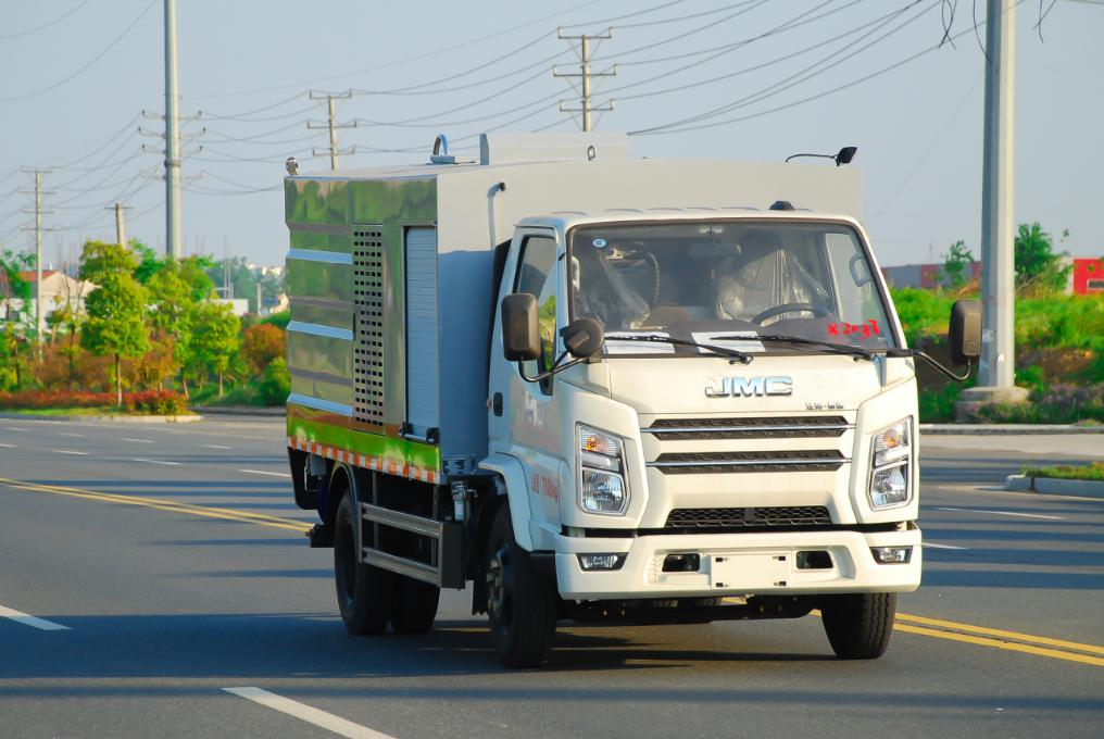 江鈴護欄清洗車-清洗城市護欄專用車-盈通清洗車廠家